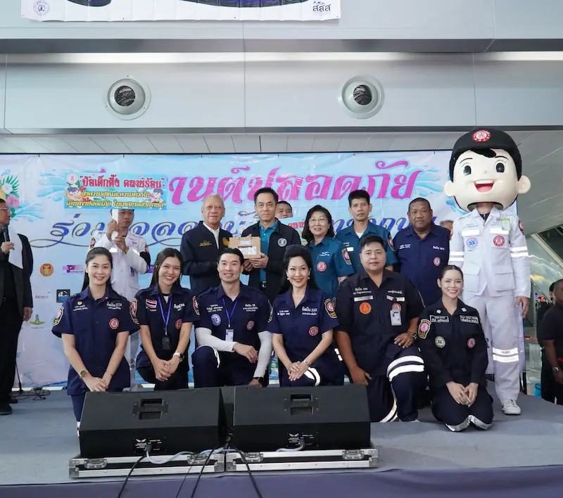 มูลนิธิป่อเต็กตึ๊ง ส่งมอบความสุข และความห่วงใย แจกจ่าย “ชุดของขวัญคลายร้อน” พร้อมรณรงค์และให้ความรู้ด้านการช่วยเหลือฉุกเฉินแก่ประชาชนที่เดินทาง-ท่องเที่ยวในช่วงเทศกาลสงกรานต์ รวมทั้งลงพื้นที่ให้กำลังใจ และมอบสิ่งของเครื่องใช้จำเป็นแก่ผู้สูงวัยในสถานสงเคราะห์ เนื่องในวันผู้สูงอายุแห่งชาติ ประจำปี 2569