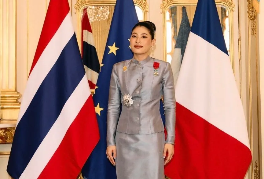 สมเด็จพระเจ้าลูกเธอ เจ้าฟ้าสิริวัณณวรีฯ ทรงรับการถวายเครื่องอิสริยาภรณ์ชั้นกร็องตอฟีซีเย (Grand Officier) ของอิสริยาภรณ์ตระกูลเลฌียงดอเนอร์ จากรัฐบาลสาธารณรัฐฝรั่งเศส