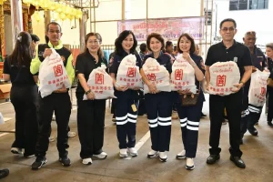 มูลนิธิป่อเต็กตึ๊ง เปิดลาน “มูลนิธิป่อเต็กตึ๊ง รวมพลัง ส่งต่อธารน้ำใจ สู้ภัยน้ำท่วม” ระดมจิตอาสาเร่งปฏิบัติการแพ็กถุงยังชีพฉุกเฉิน ณ ลานมูลนิธิฯ พลับพลาไชย กรุงเทพฯ